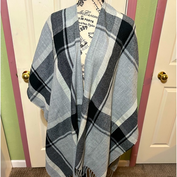 LOFT Sweaters - Loft Grey and White Plaid Shawl